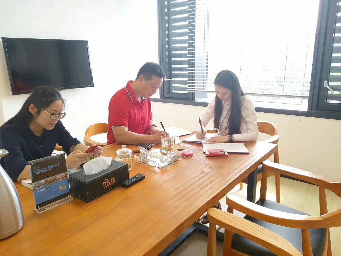 熱烈祝賀余總簽約創(chuàng)綠家海南省市級代理！