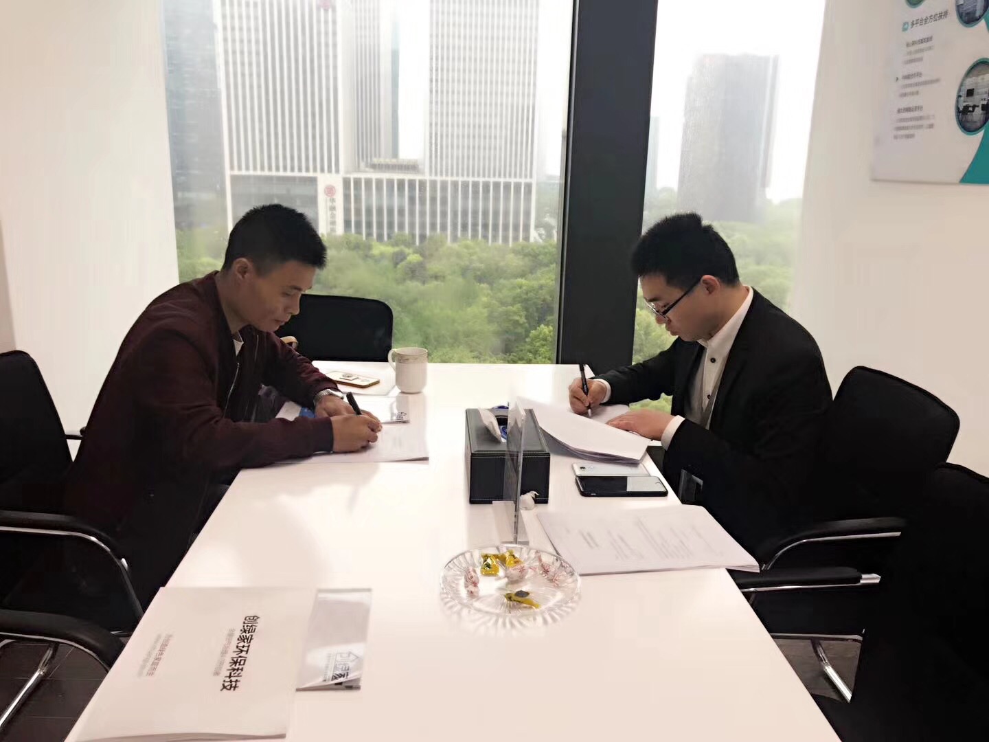 熱烈祝賀吳總簽約創綠家婁底市區級代理！